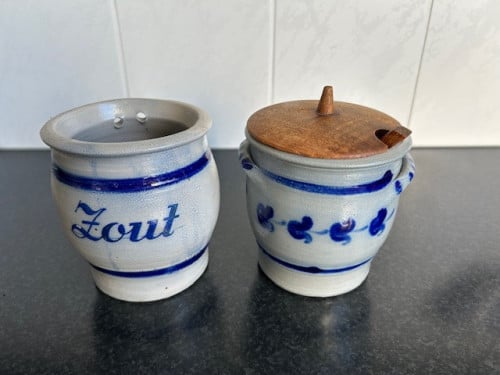 2 keulse potten.