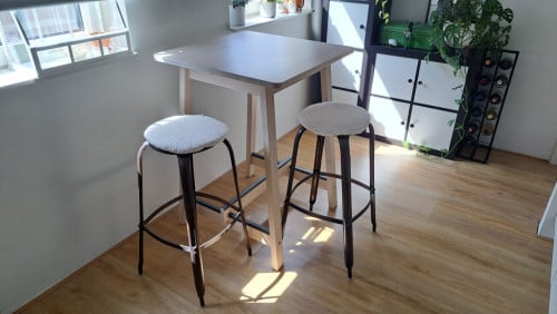 Bar met barkrukken te koop