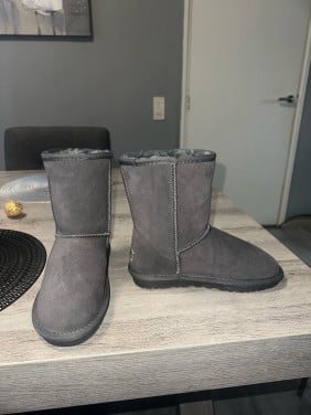 2x UGG maat 36