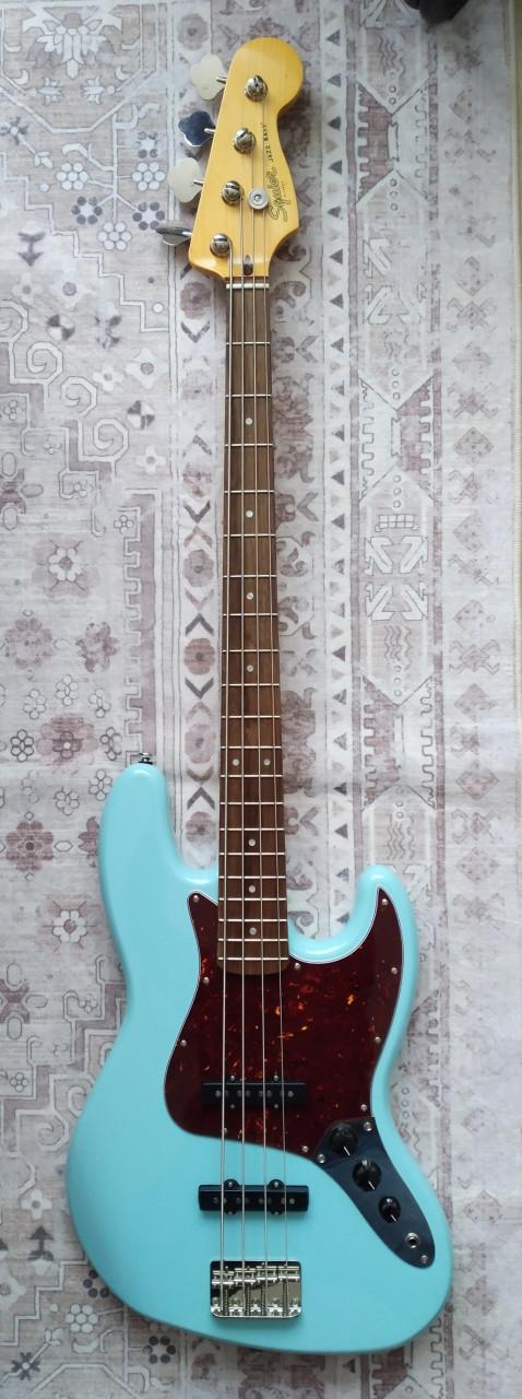 Squier Classic Vibe Jazz Bass Daphne Blue z.g.a.n. 300 euro.