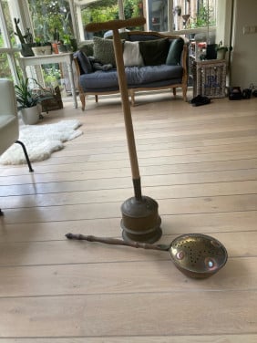Te koop in Terneuzen koperen wasstamper en koperen bedpan.