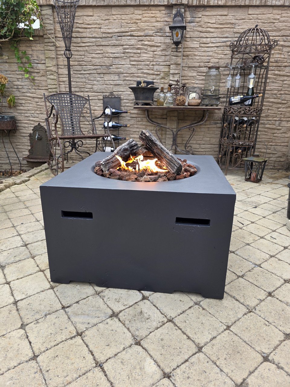 Prachtige vuurtafel van composiet met een stoere betonlook