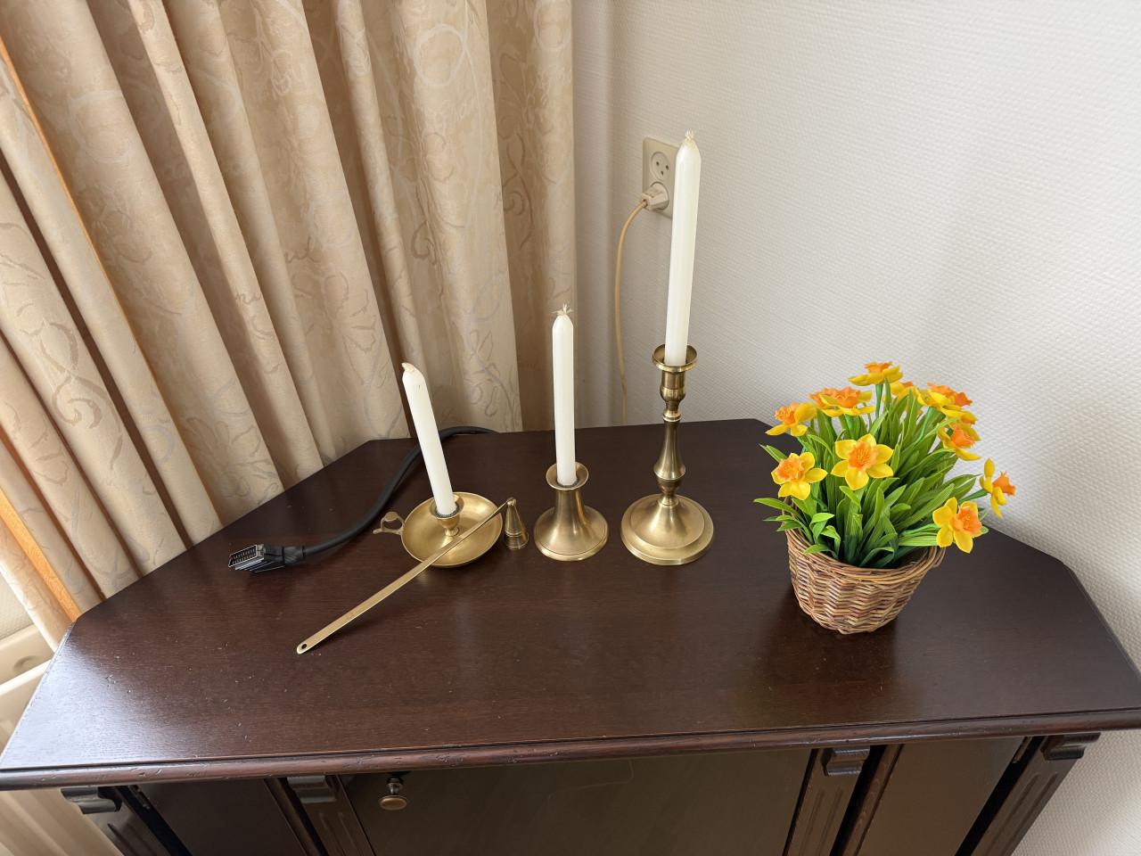 1 massief Tv Meubel. Vakken voor accessoires.