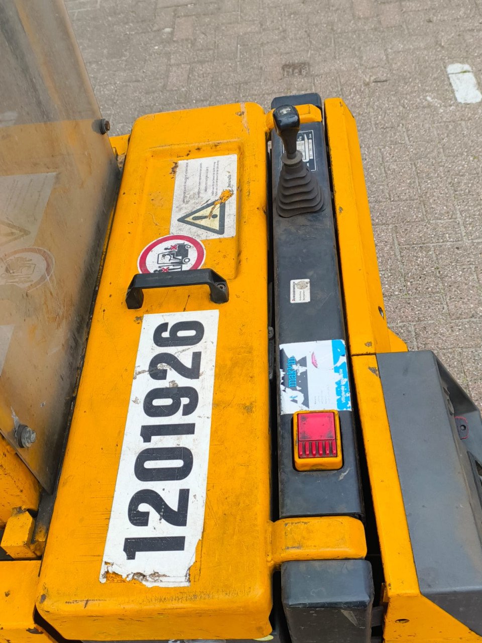 Geel stracker Jungheinrich machine