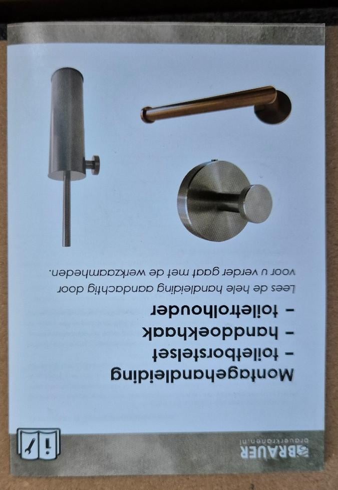 Keramisch fonteintje met toebehoren.