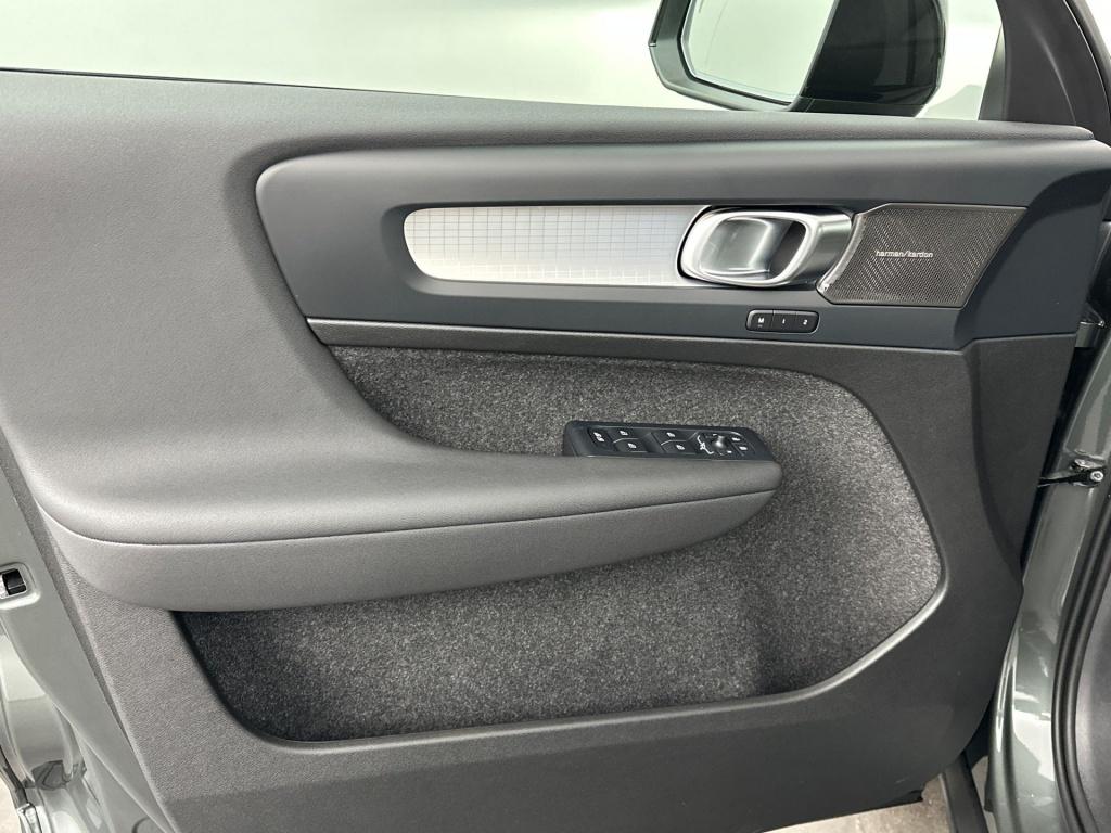 Volvo XC40 b4 204pk plus dark| 360camera| elek.stoelen| h&k sound|