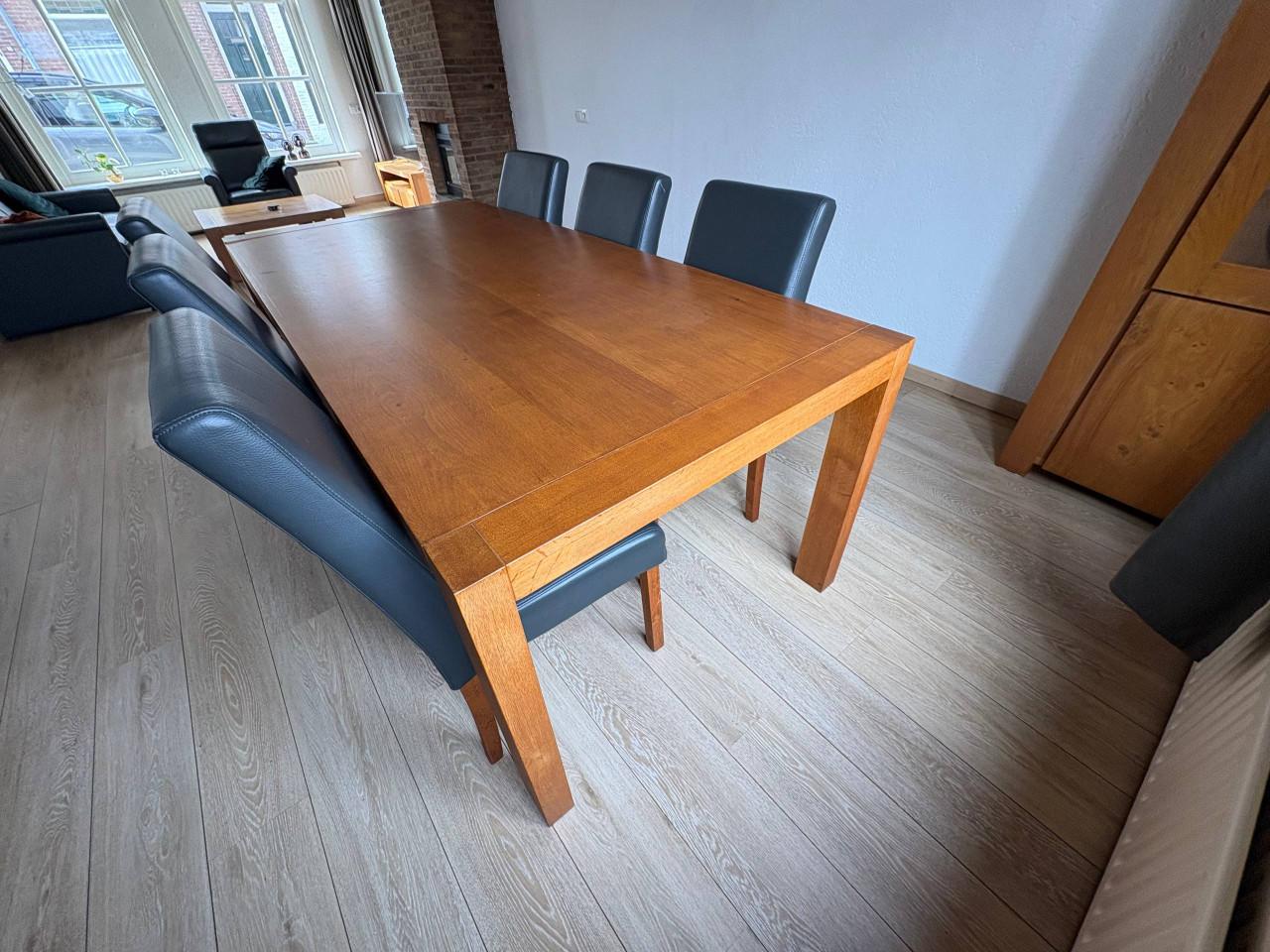 Eettafel met 6 stoelen