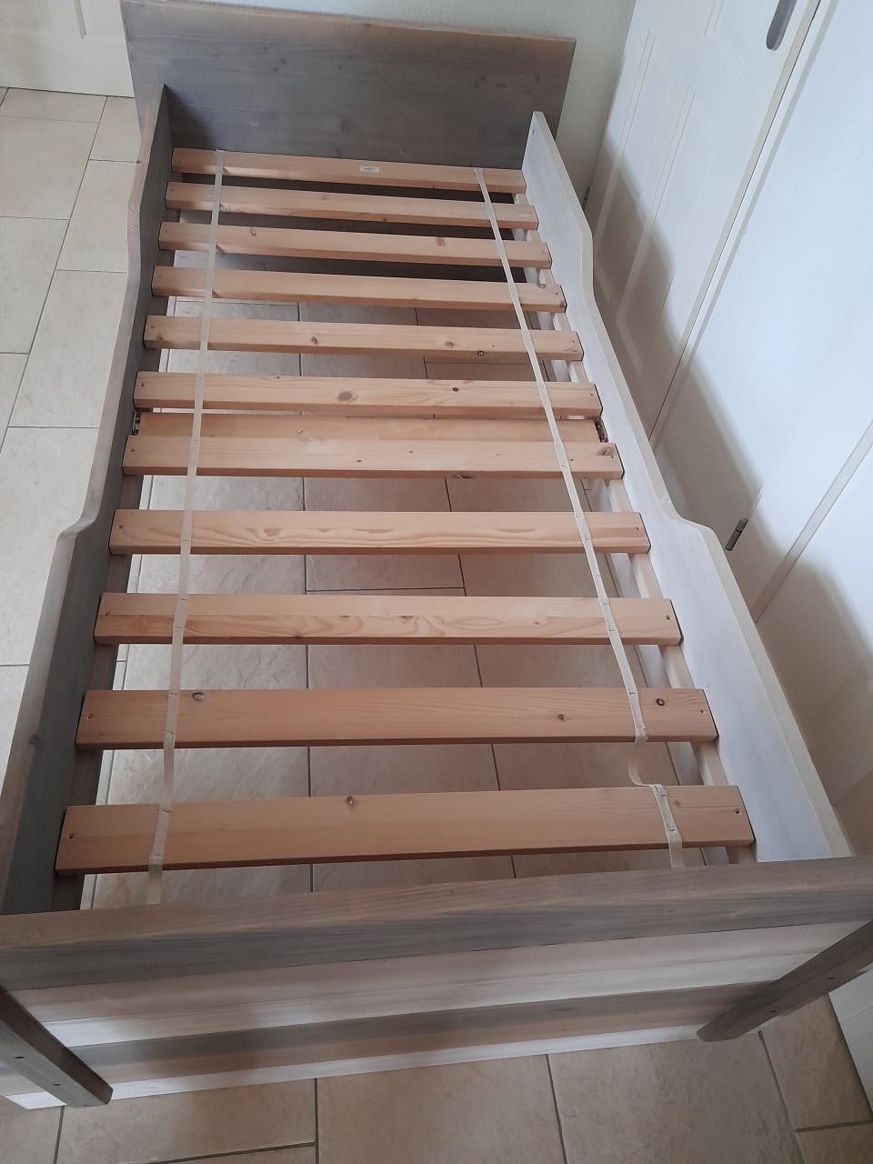 Houten bed 90 x 200 ( in goede staat )
