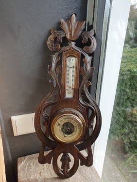 Mooie grote antieke weerstation, leuk houtsnijwerk, goede staat