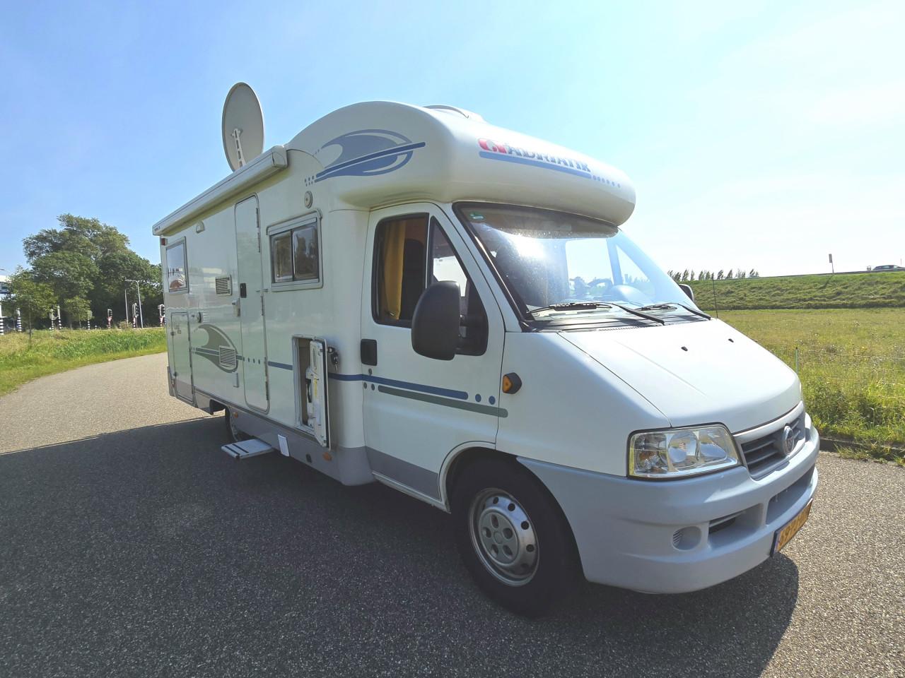 Zeer complete Adriatik 4 pers camper. Je kunt er gelijk mee op pad.