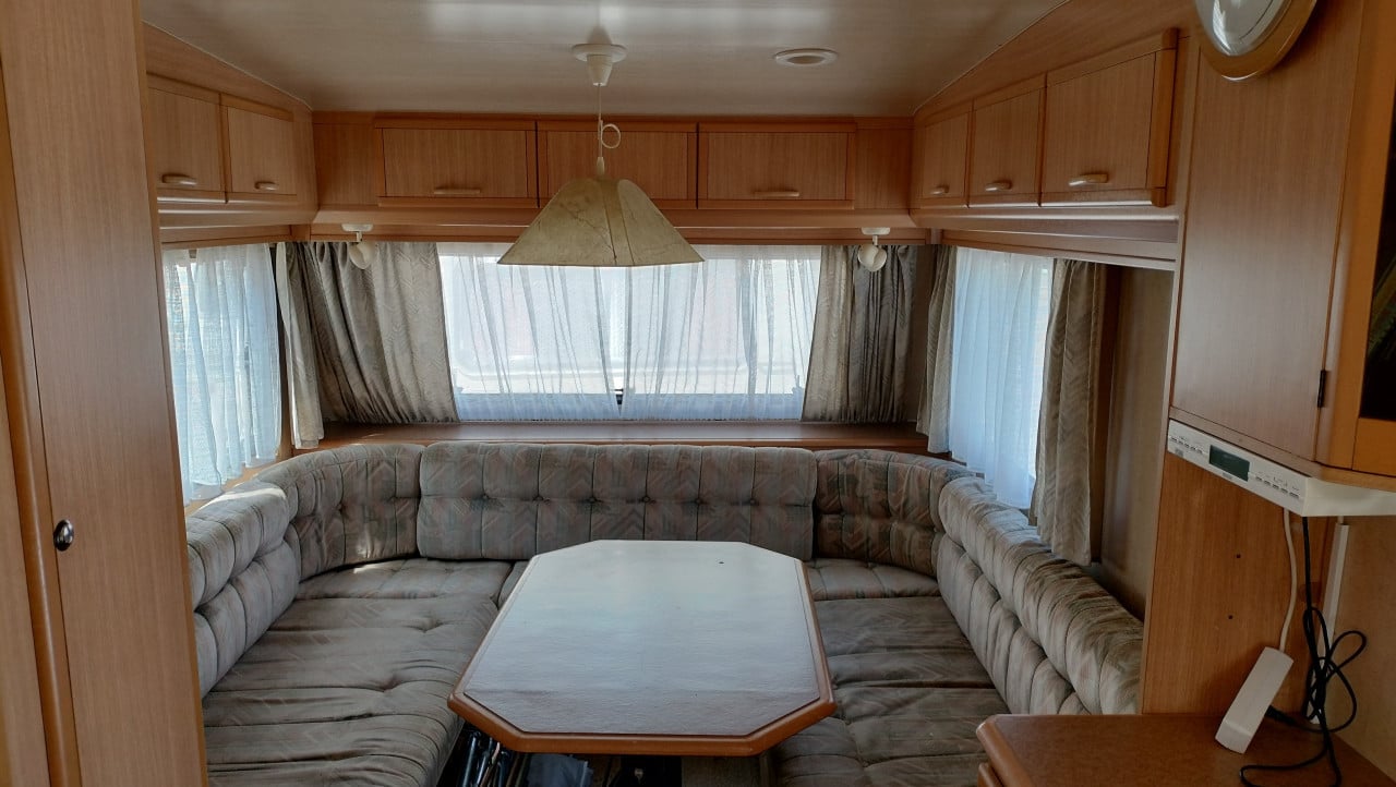 Adria caravan met voortent