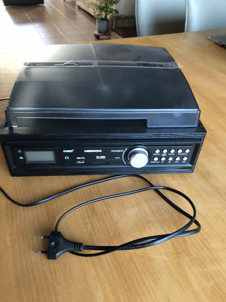 Te koop goede platenspeler/cassettespeler.(z.g.a.n.).