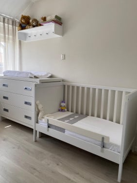 Als nieuw: commode, ledikantje en wandplank