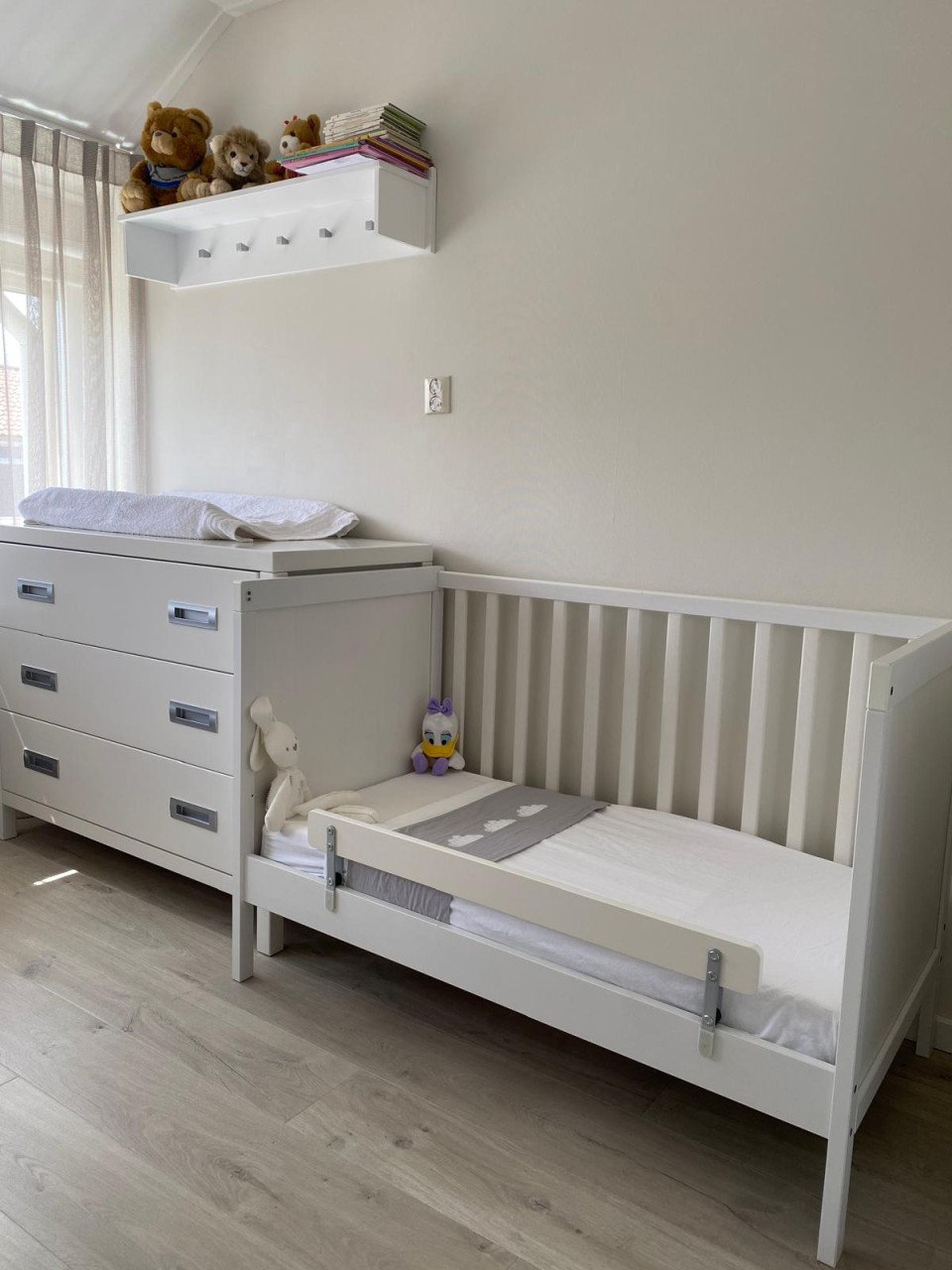 Als nieuw: commode, ledikantje en wandplank