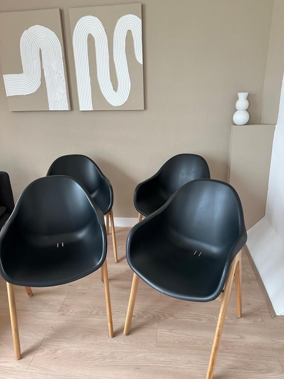 4 designstoelen · zwart met eiken onderstel · LOODS5