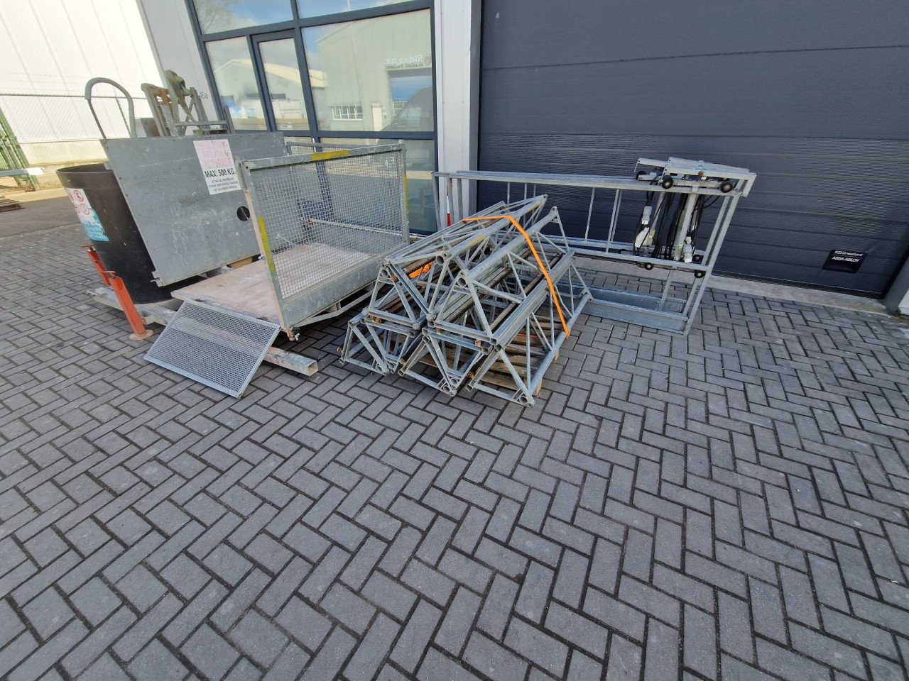 TE HUUR Bouwlift