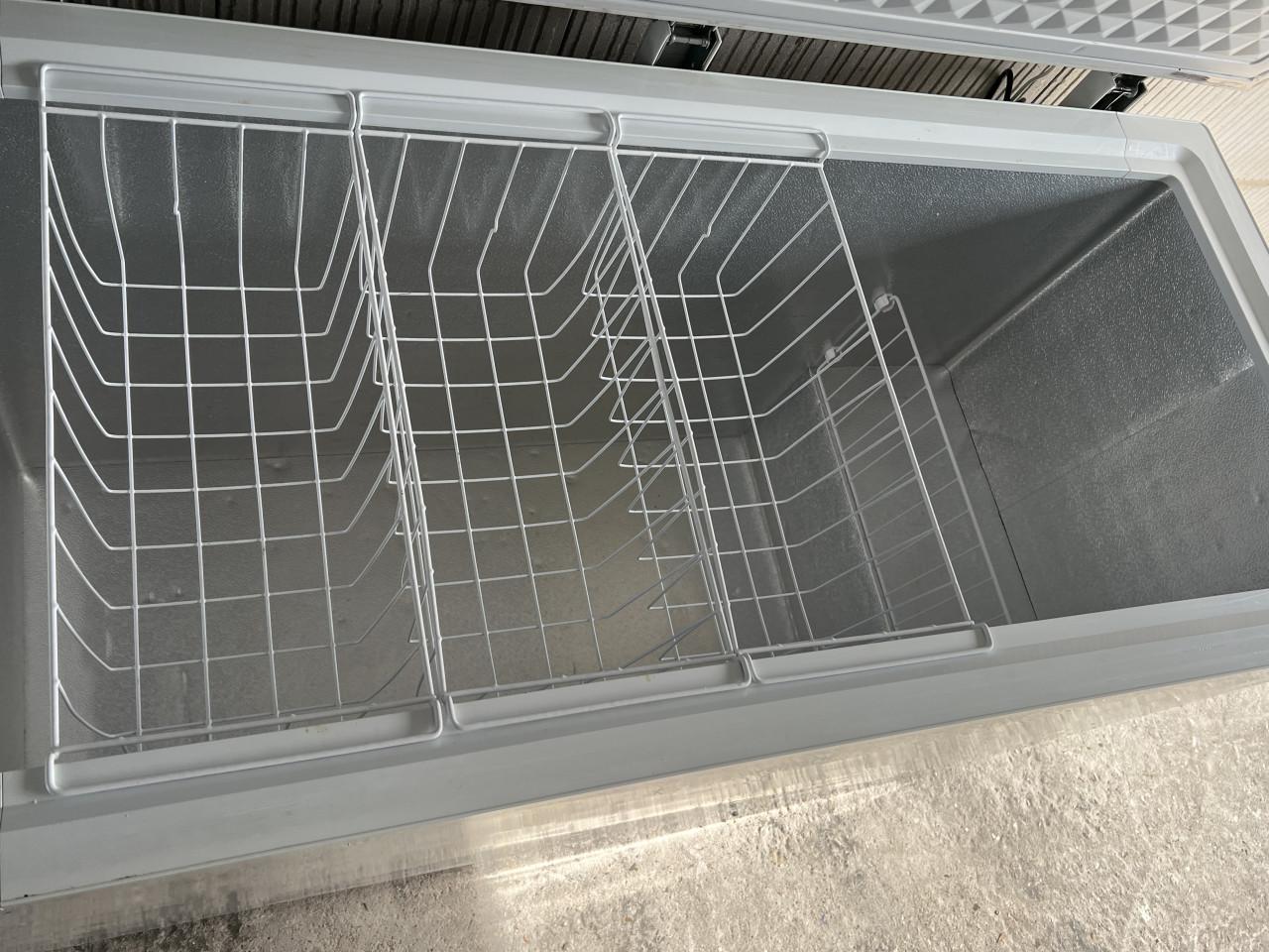 Grote vrieskist /  vriezer 412 liter 143x88x65 cm. BHD.