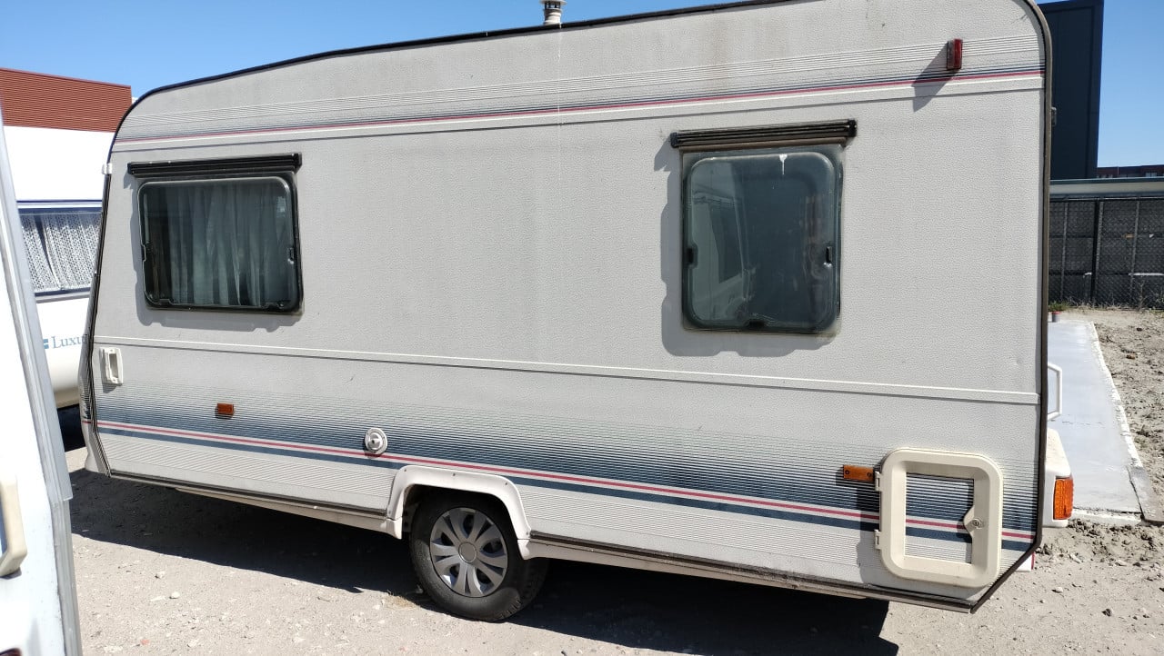 Adria caravan met voortent