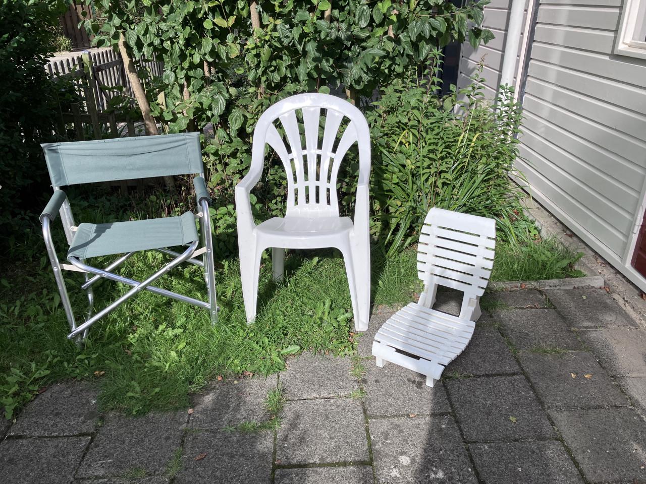 Drie tuinstoeltjes
