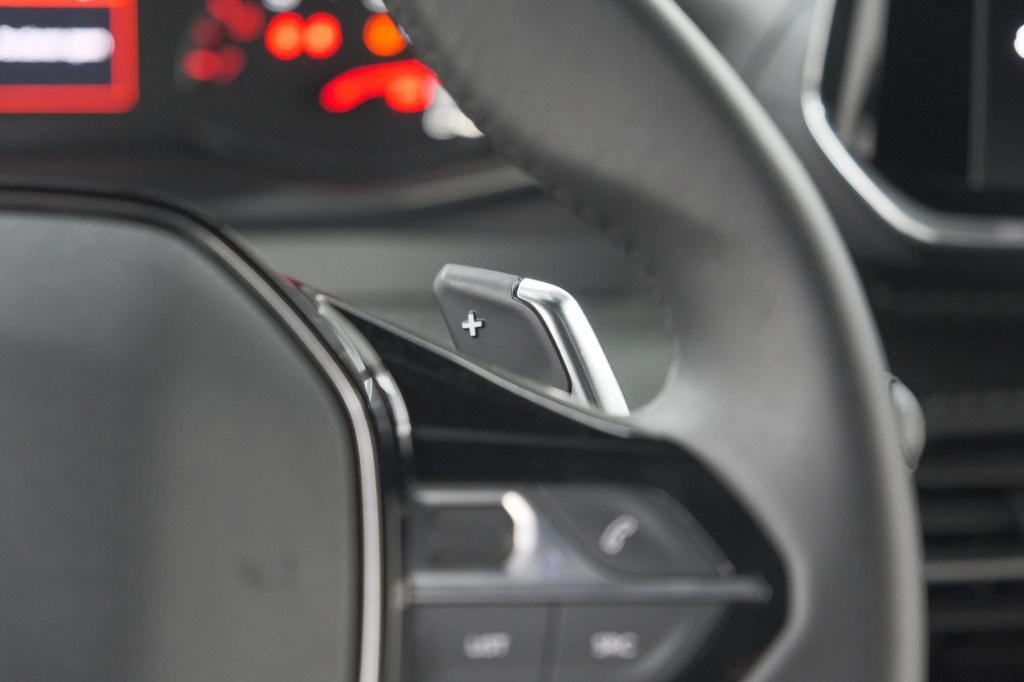 Peugeot 2008 puretech 130 eat8 allure | camera | navigatie | apple carplay 