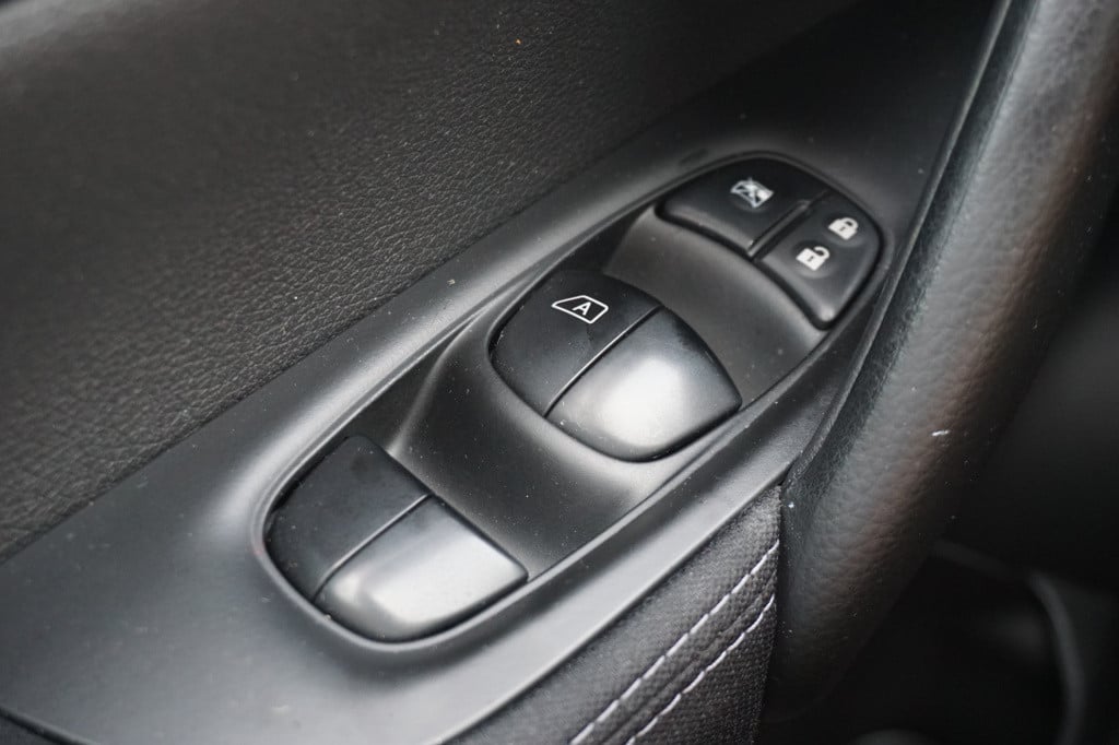 Nissan Qashqai 1.2 n-connecta airco / navi / camera / cruise / pano / trekh