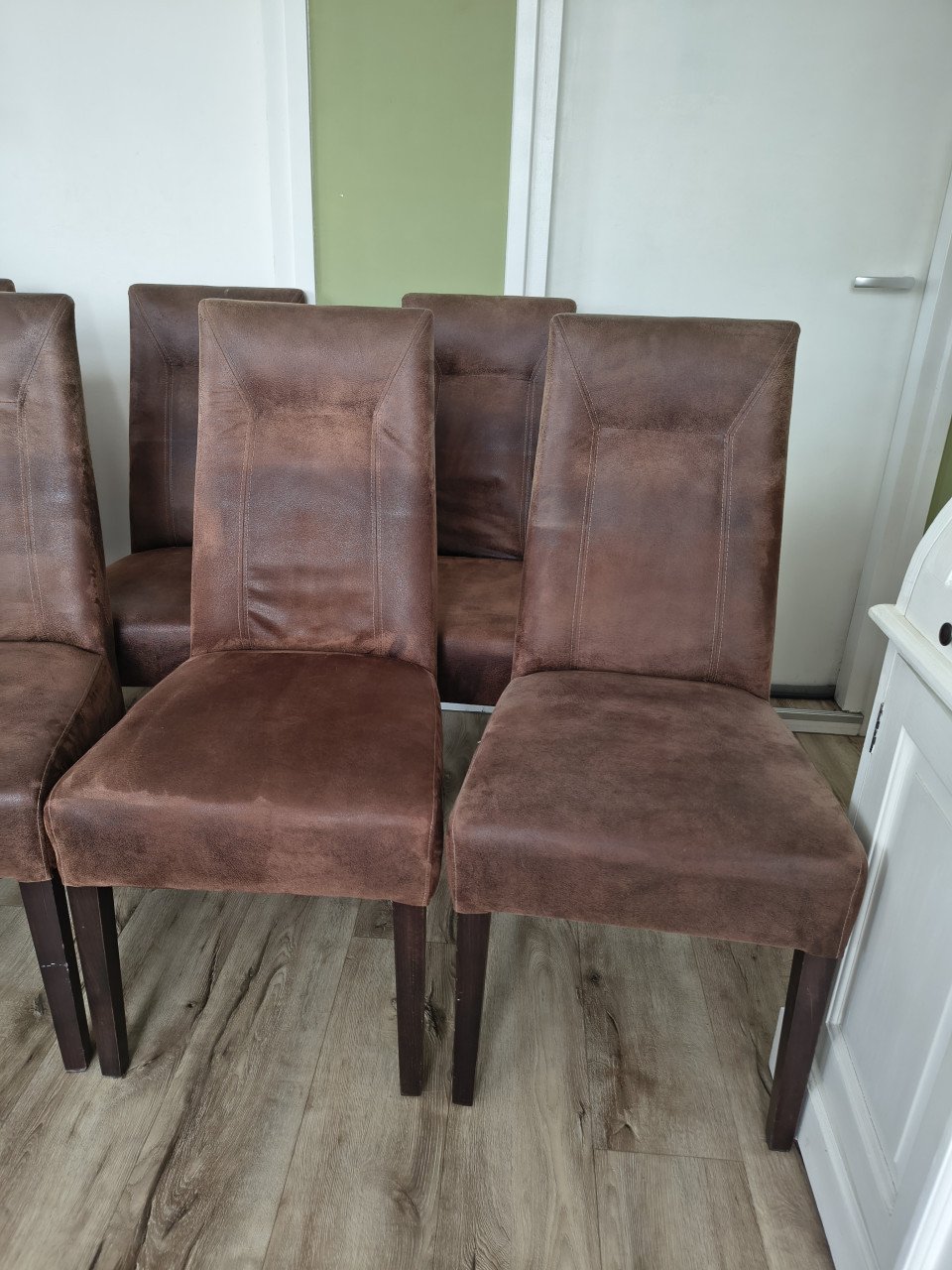 6x bruin suède eetkamerstoelen. Stoelen set bruin eethoek.