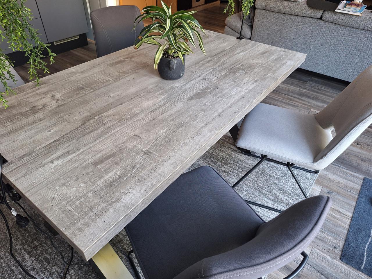 Eetkamertafel met stoelen