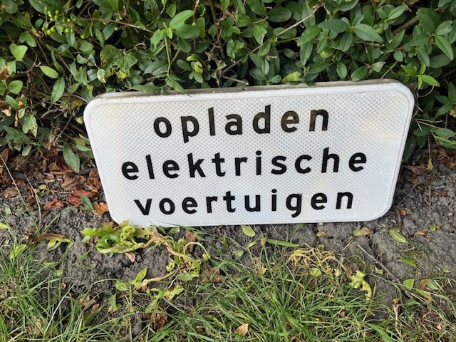 Bord "Opladen elektrische voertuigen " van metaal
