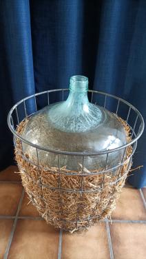 Brocante grote gistfles /wijnfles in ijzeren mand/korf.