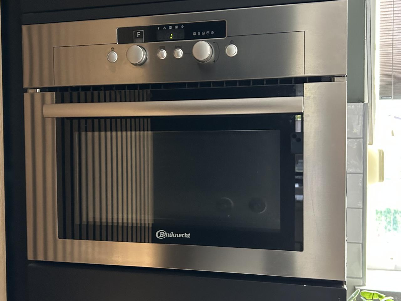 Zwarte keuken met betonlook kunststof blad