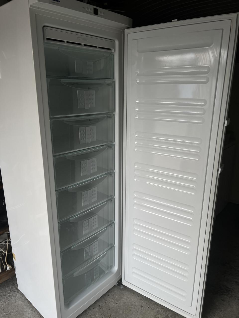 Liebherr NoFrost hoge Vrieskast 185x60 cm. Inhoud vriezer 304 liter