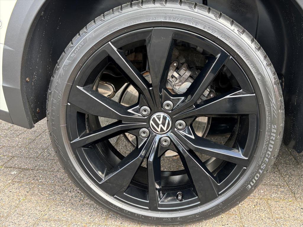 Volkswagen T-roc 1.5 tsi 150pk 7-dsg r-line black|camera| dodehoek|trekhaak