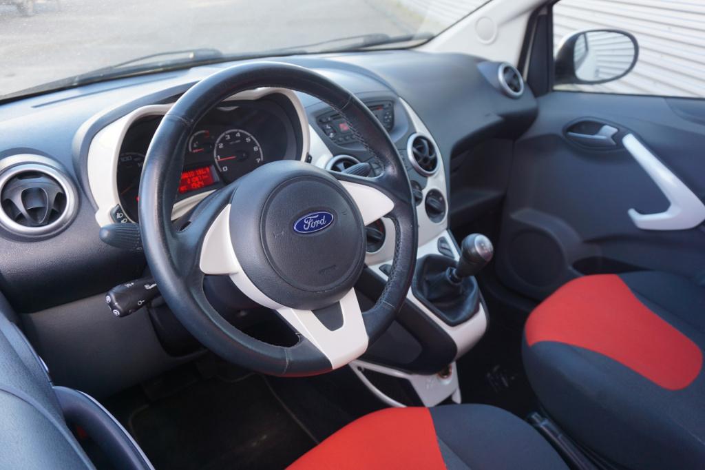 Ford KA 1.2 titanium airco / elektr. ramen / lm velgen / nap / nieuwe apk!