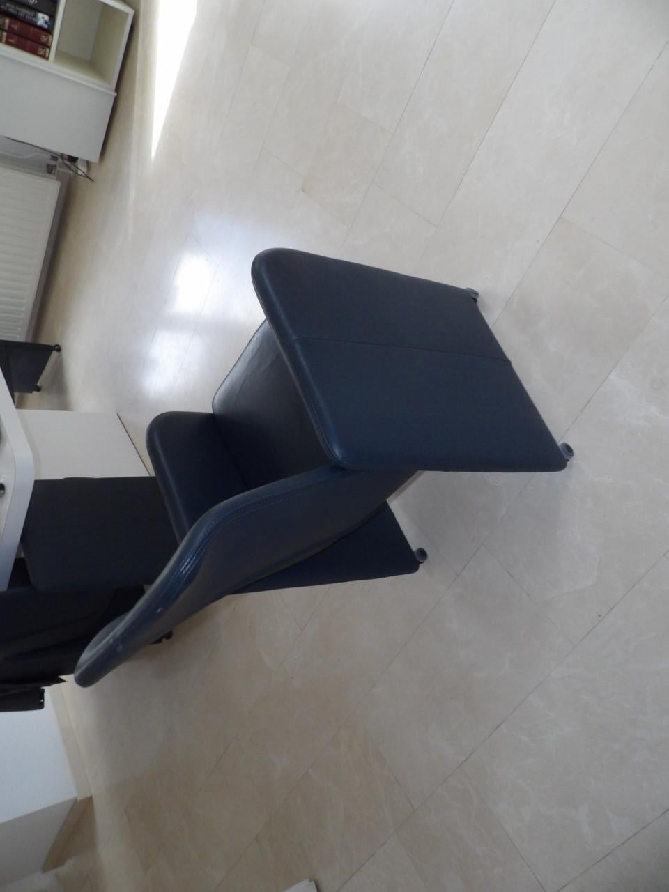 Witte zeer degelijke tafel + 4 verrijdbare leren stoelen