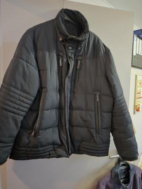 Gewatteerde jas van een gladde, geweven stof met stiksels.Maat XL