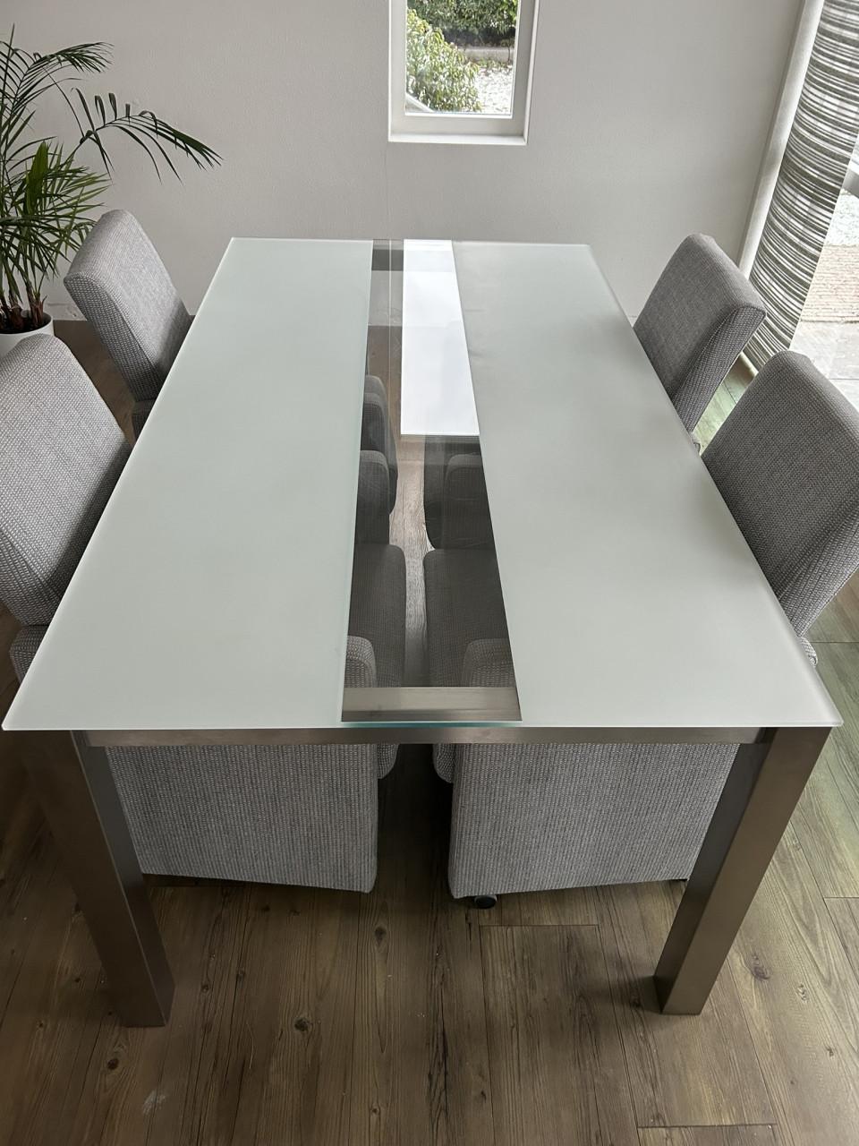 Eettafel evt. met bijpassende salontafel