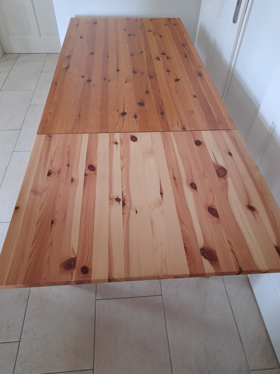Grenen tafel 140 x 80 x 75H (met verlengstuk van 60cm) In goede staat !