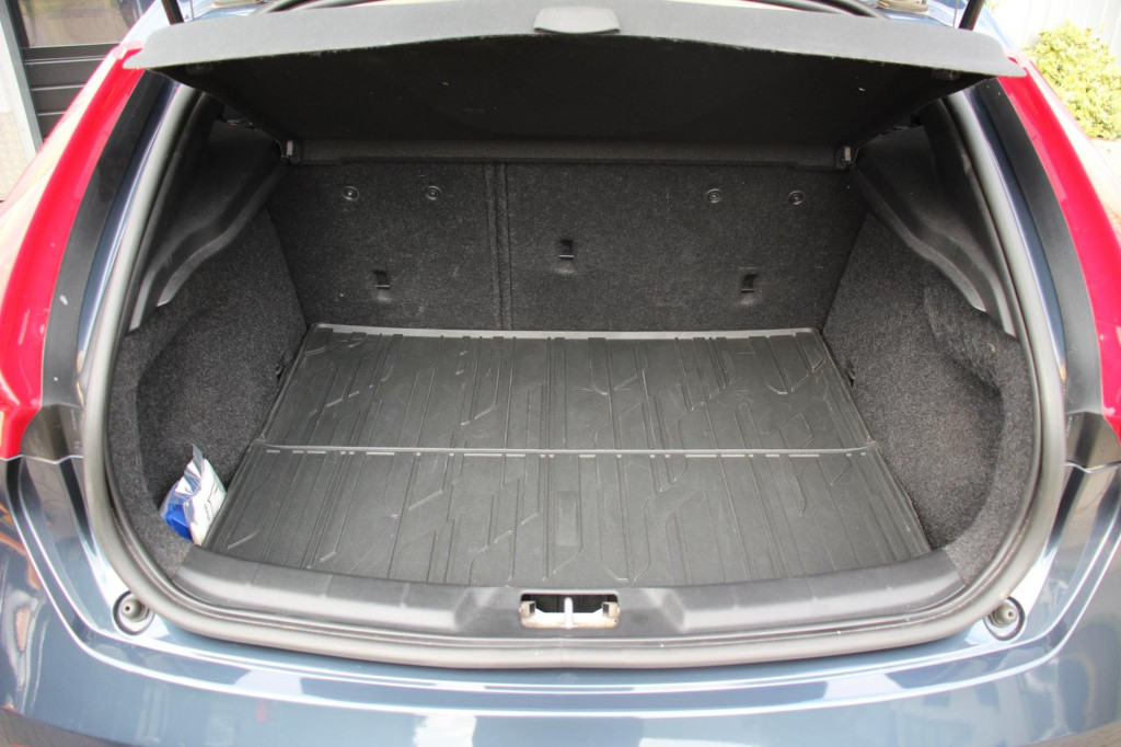 Volvo V40 2.0 t2 momentum - navi - cruise - grootlicht ass - led - pdc - st