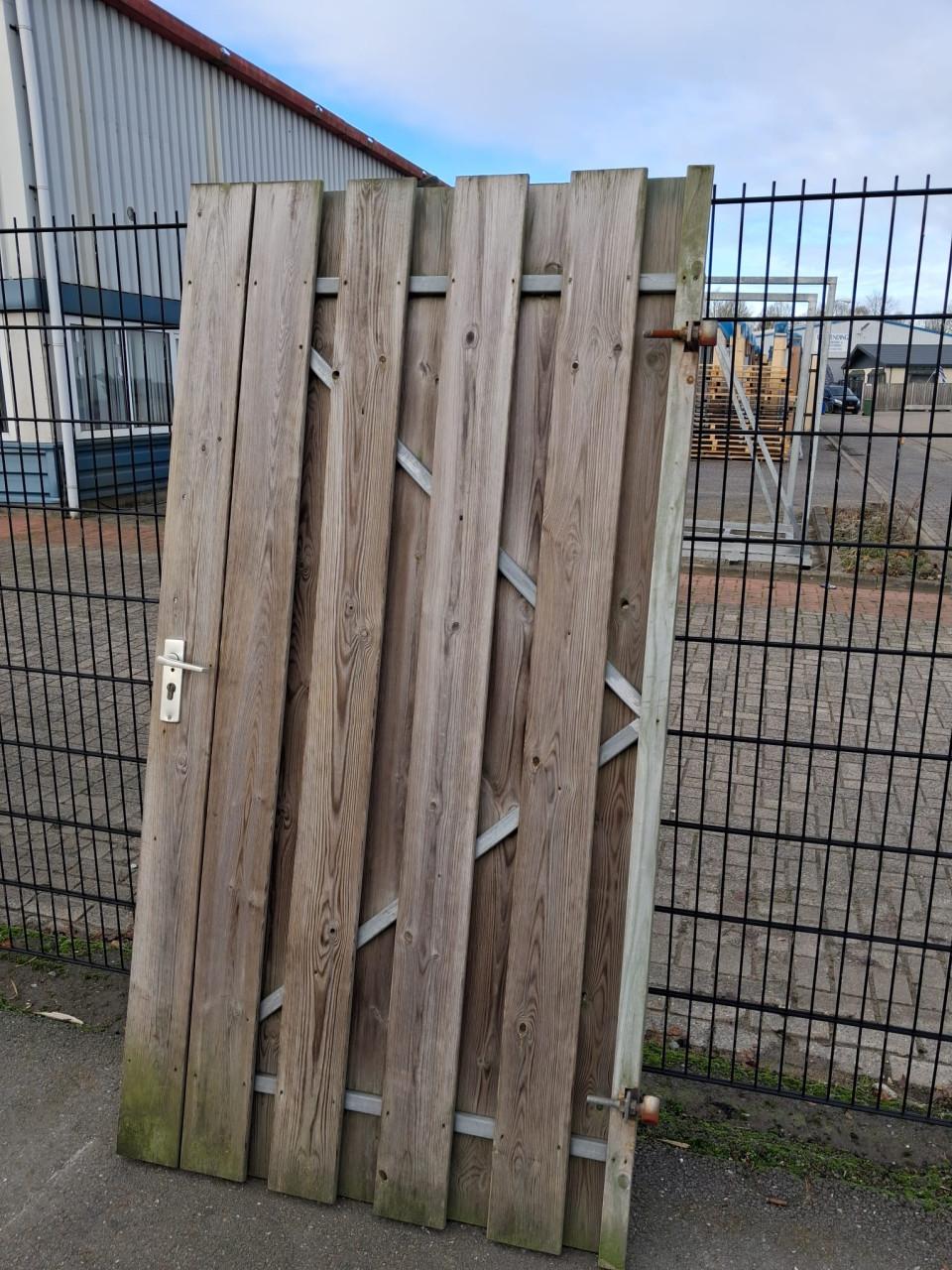 Schuttinscherm en poort