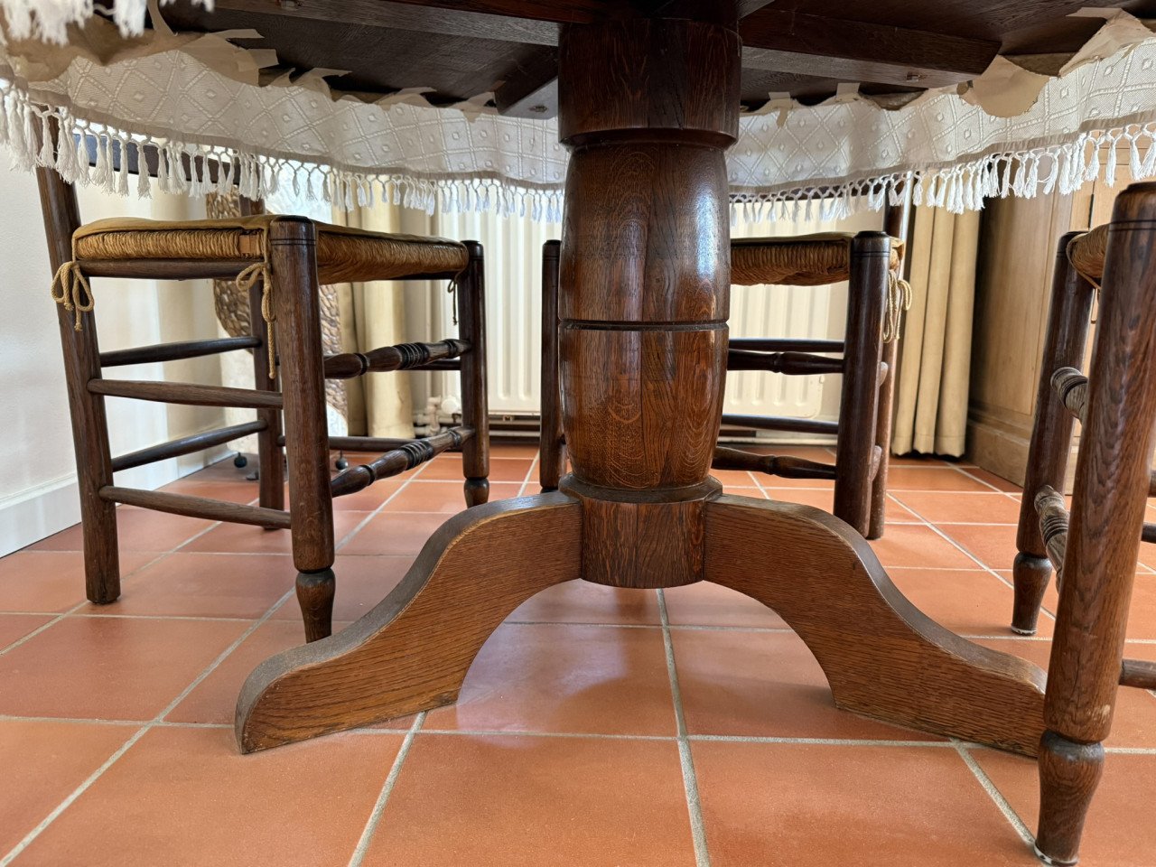 Te koop: Ronde tafel en 4 bijpassende stoelen