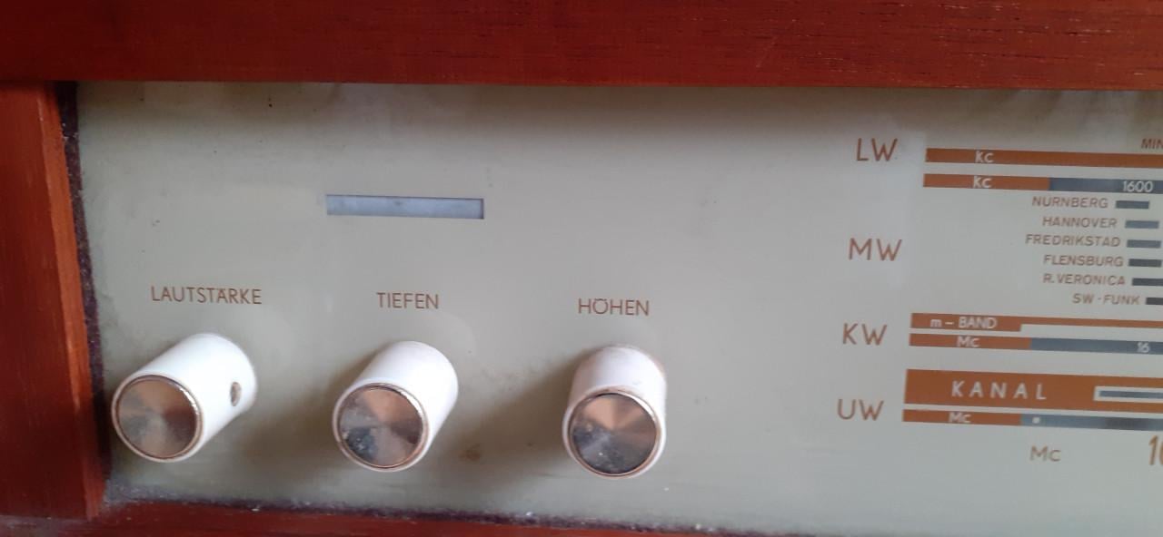 Vintage radio meubel met pick up en platen wisselaar