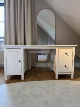 Bureau uit de Ikea serie Hemnes, wit gebeitst 155x65 cm