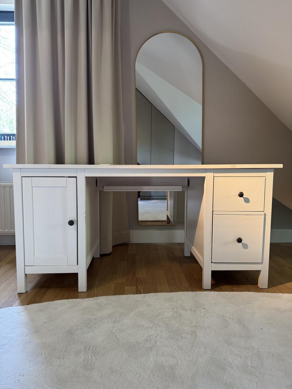 Bureau uit de Ikea serie Hemnes, wit gebeitst 155x65 cm