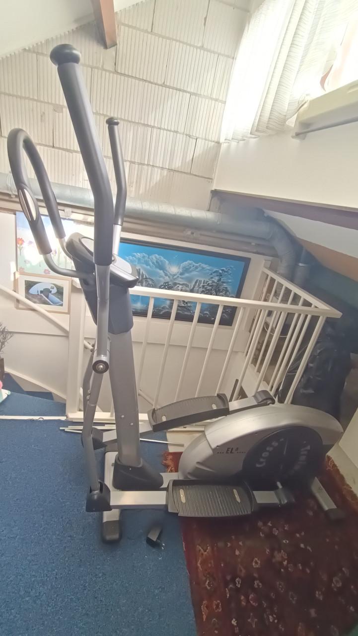 Sportapparaat. Degelijke Cross trainer EL8.