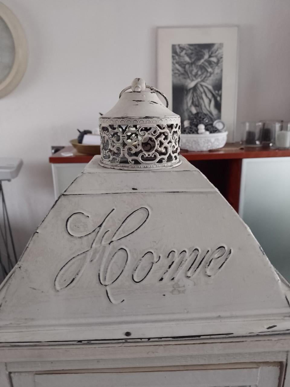 Groot windlicht in witte kalkverf-landelijke stijl