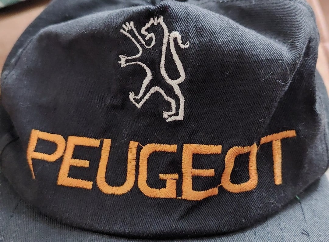 3 herenpetten o.a zwarte Peugeot pet