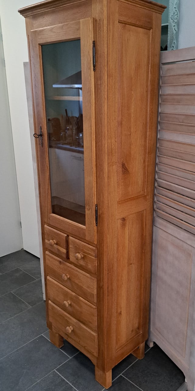 Mooie oude massief eiken hoge kast met vitrine en 5 laden