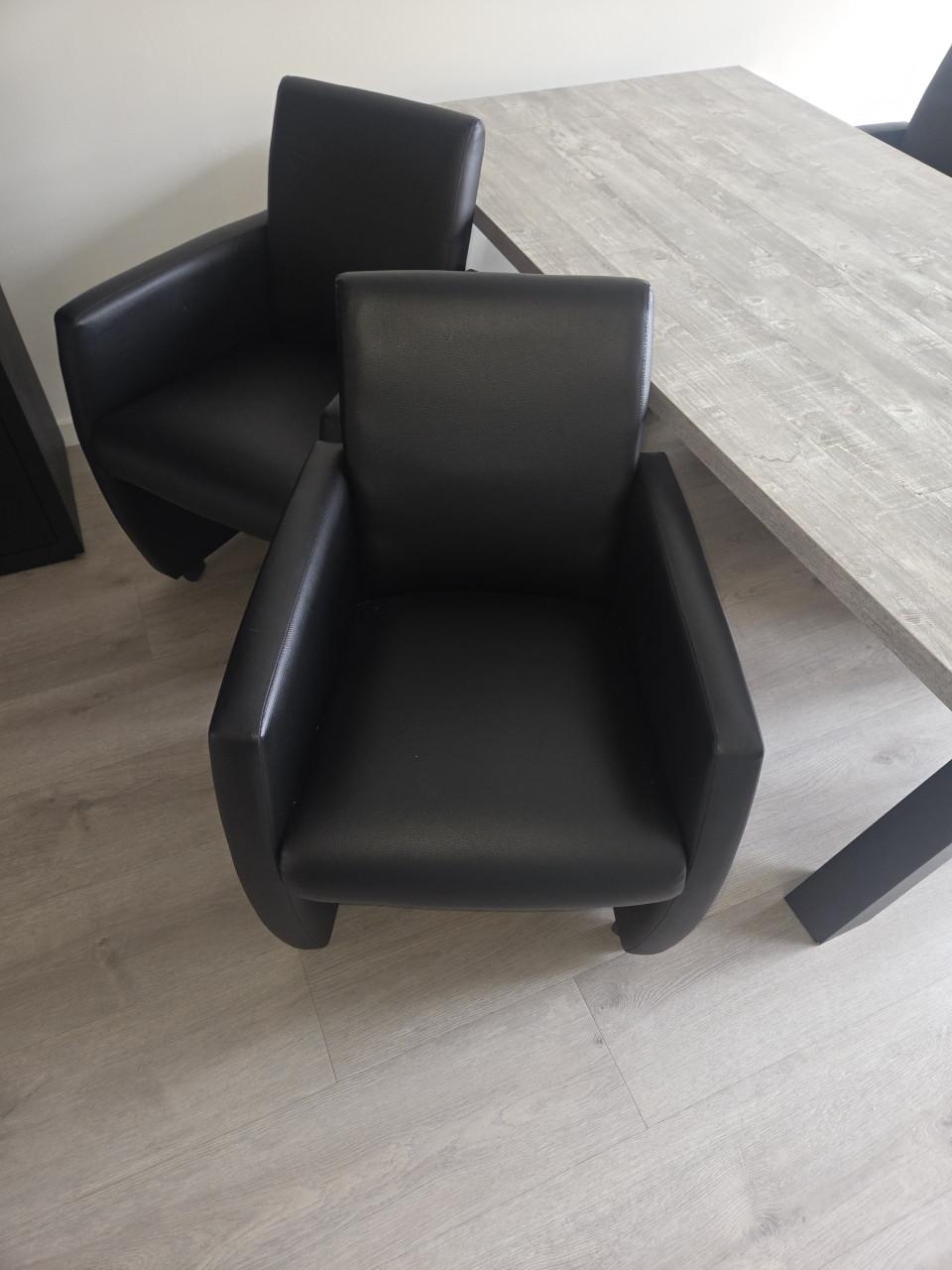 Eettafel plus stoelen en salontafel