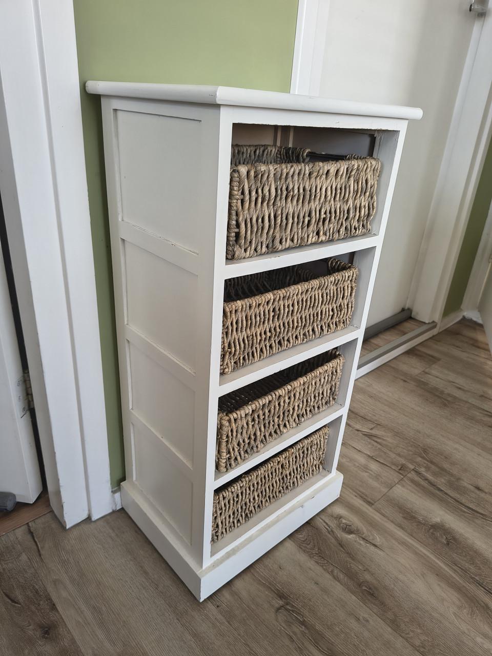 Prachtige witte houden vakken kast met rieten mandjes!