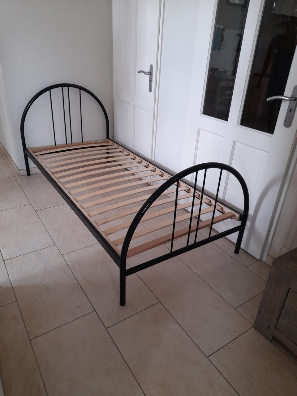 Zwart metalen1 persoons bed 90 x 200 ( in goede staat )